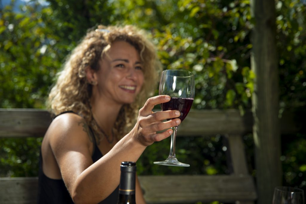 Cabane Café, femme qui boit du vin dans restaurant vercors